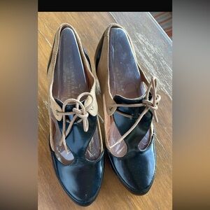 Primichis Elegant Black and Tan Women's Lace-Up Shoes